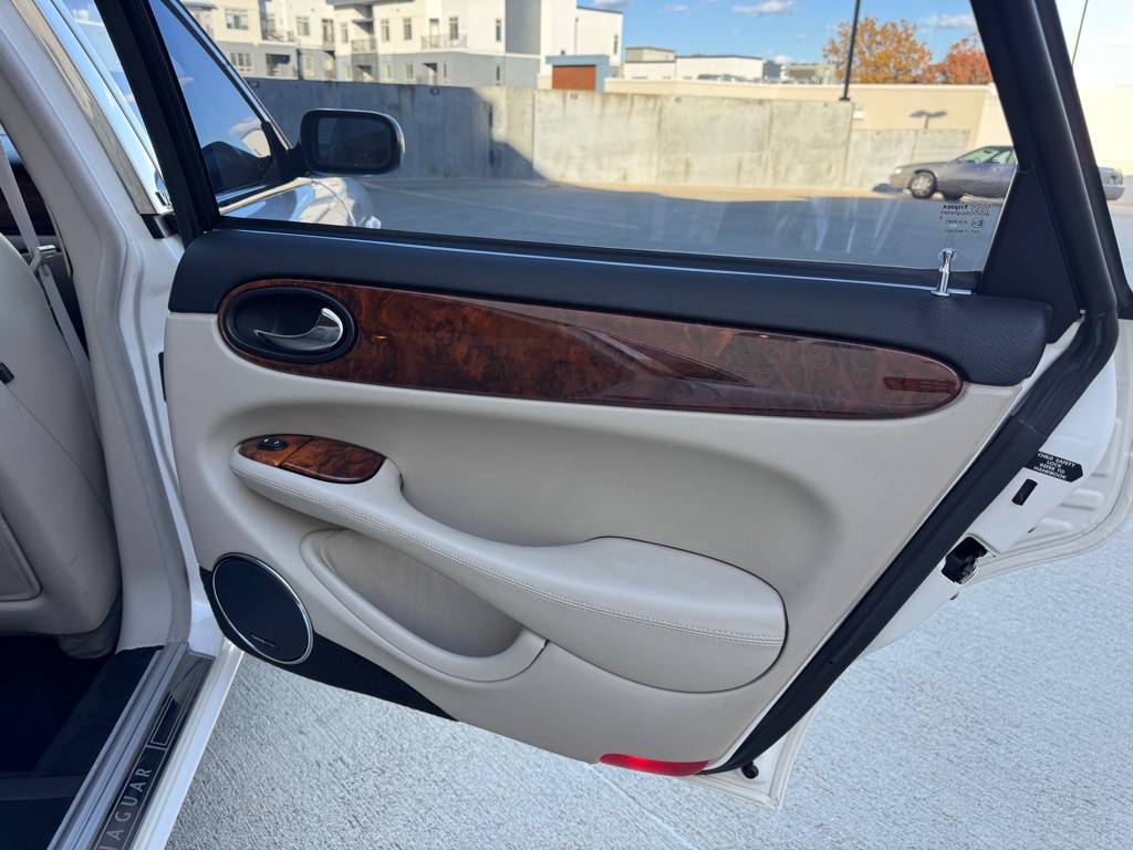 2002 Jaguar XJ Image 24
