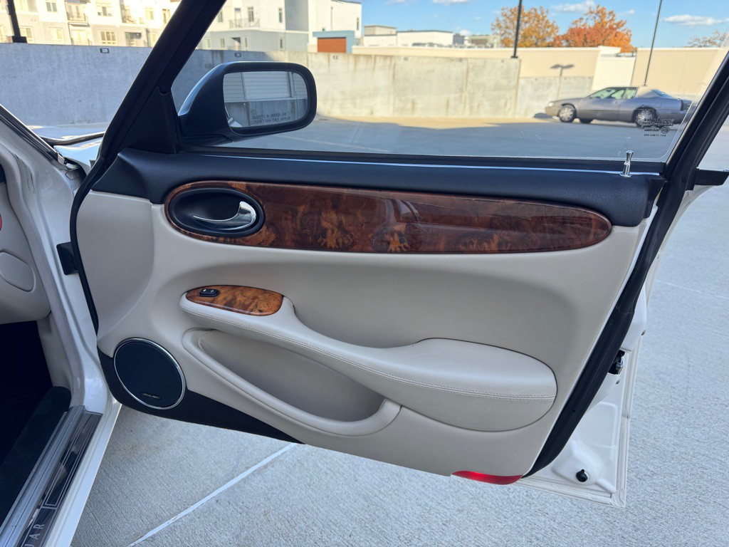 2002 Jaguar XJ Image 26