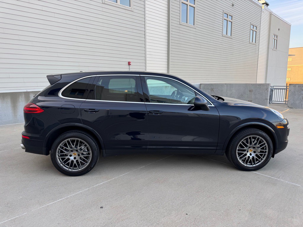 2018 Porsche Cayenne Image 2