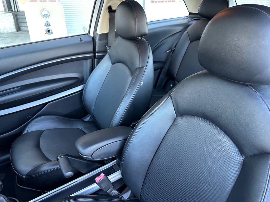 2015 MINI Cooper Image 16