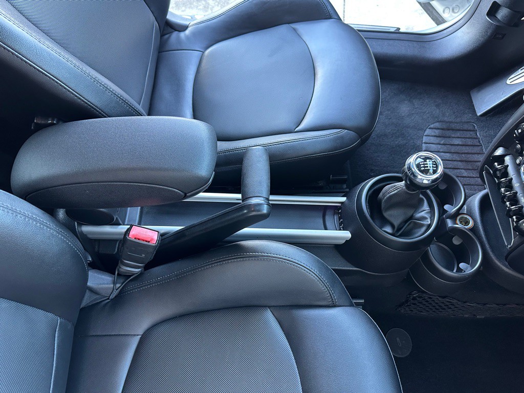 2015 MINI Cooper Image 21