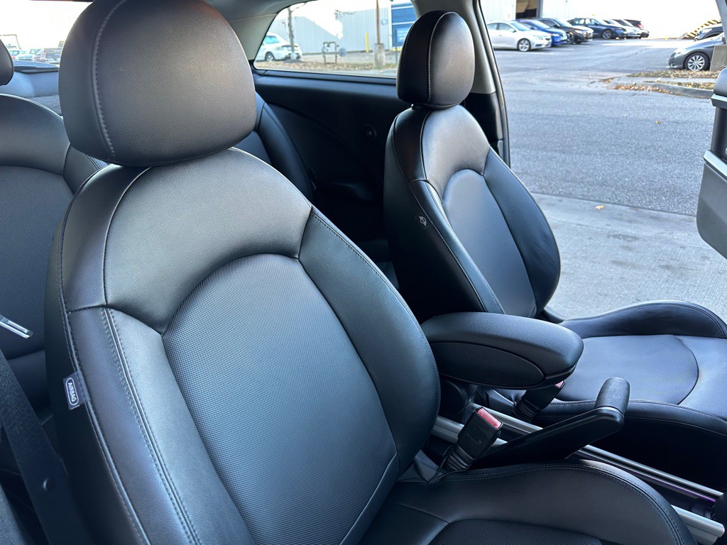 2015 MINI Cooper Image 23