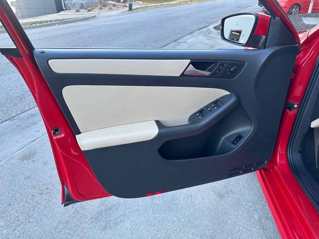 2012 Volkswagen Jetta Image 9