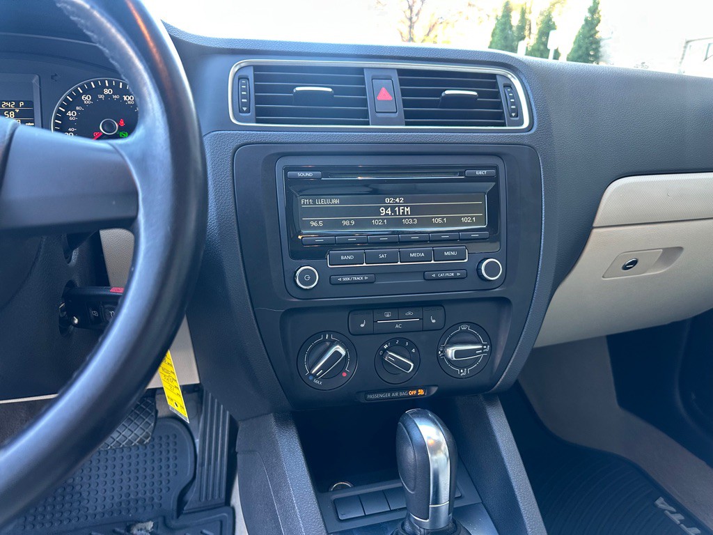 2012 Volkswagen Jetta Image 11