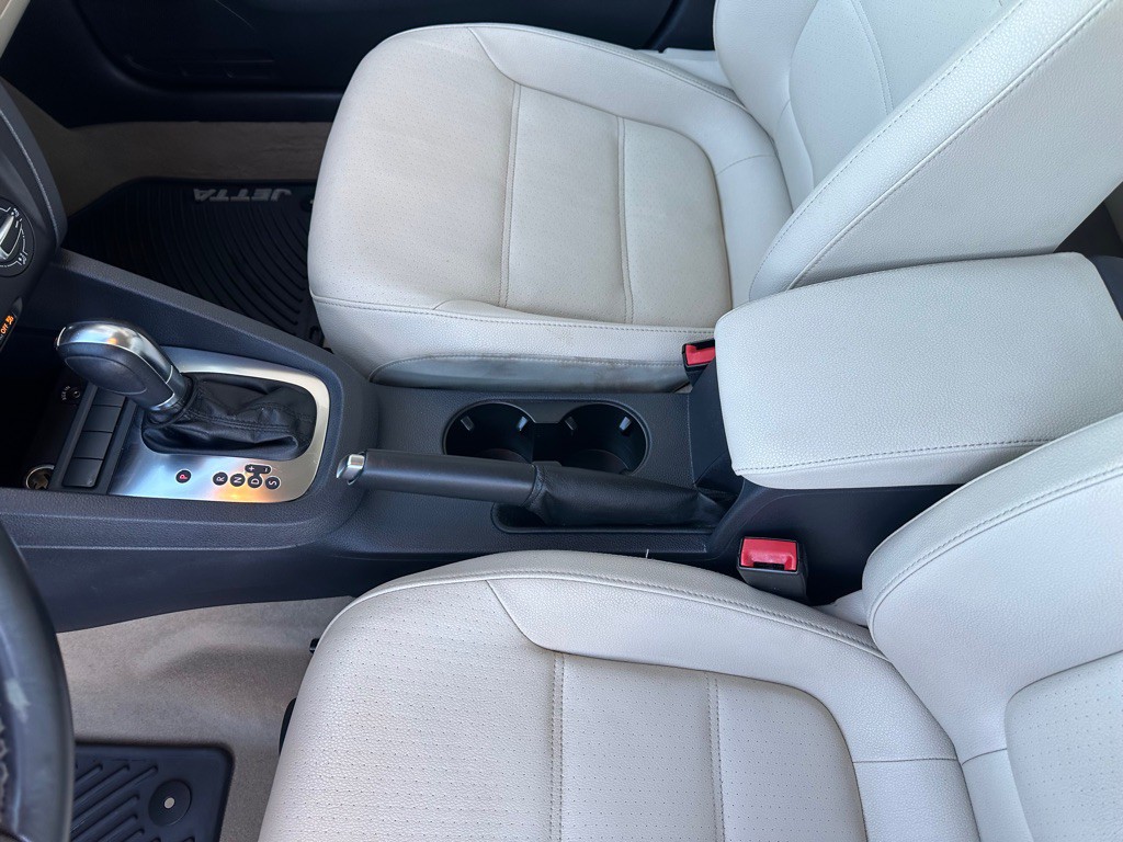2012 Volkswagen Jetta Image 12