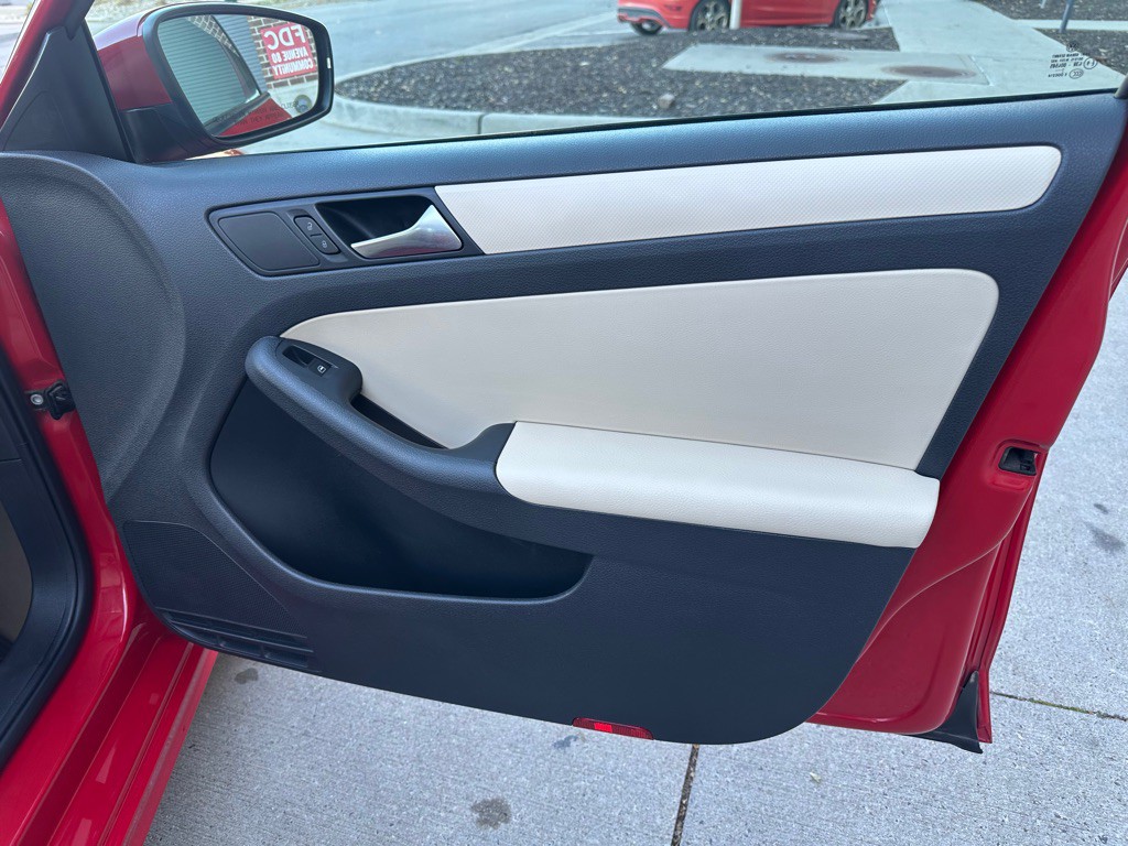 2012 Volkswagen Jetta Image 25