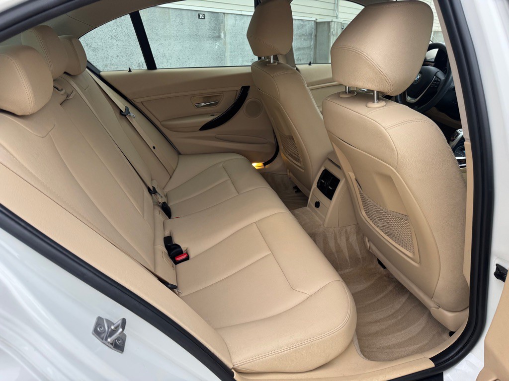 2014 BMW 3 Series Image 23