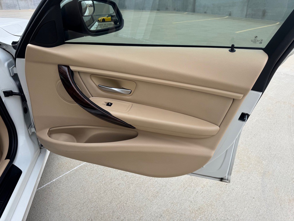 2014 BMW 3 Series Image 24