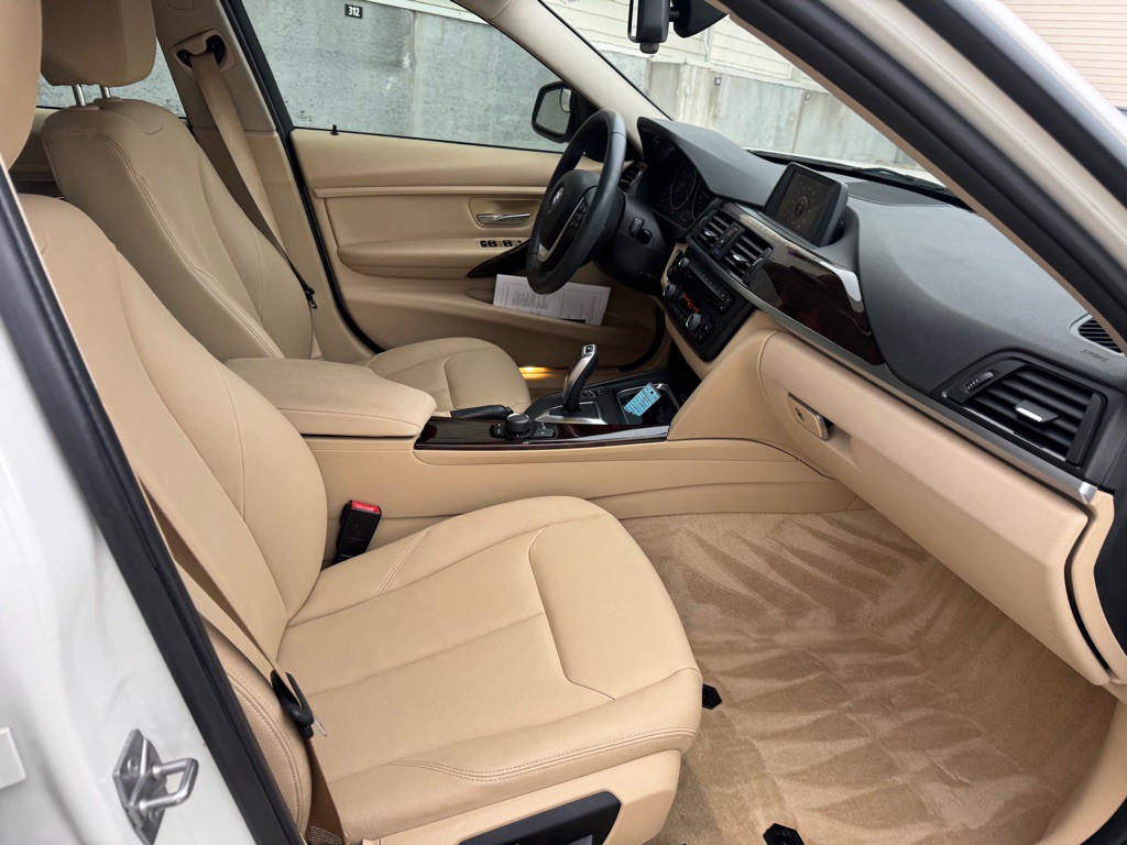 2014 BMW 3 Series Image 25
