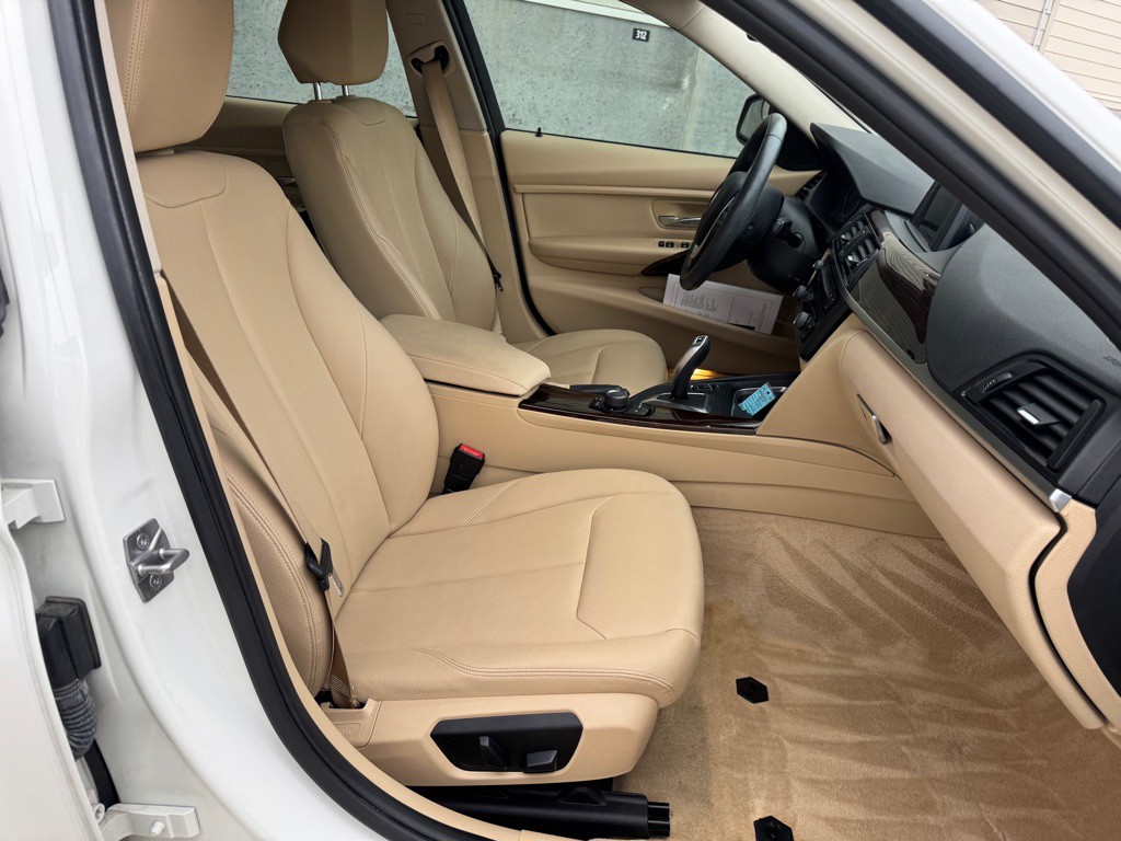 2014 BMW 3 Series Image 26