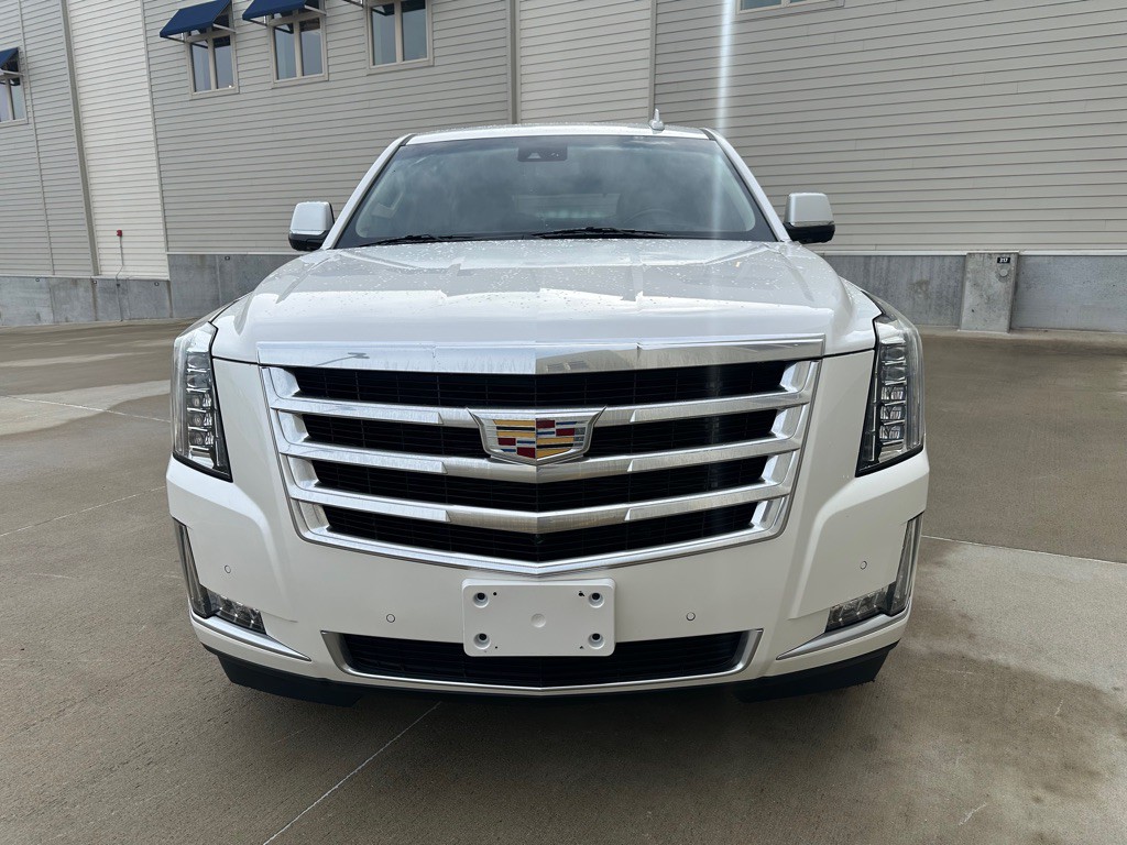 2017 Cadillac Escalade Image 2