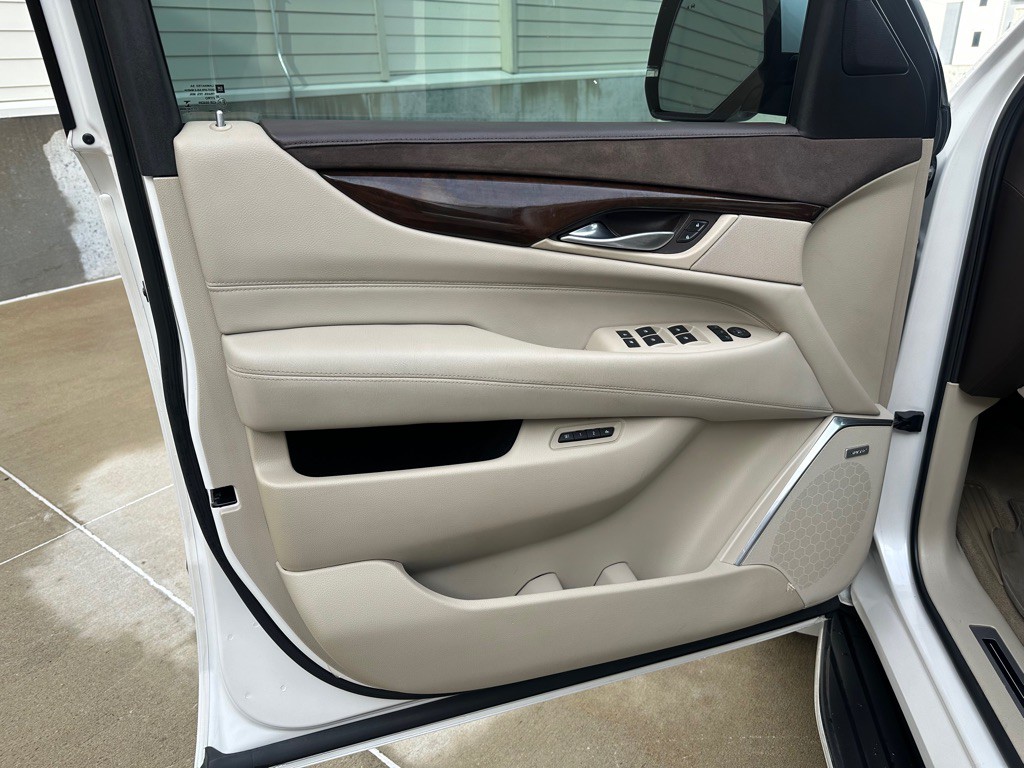 2017 Cadillac Escalade Image 9