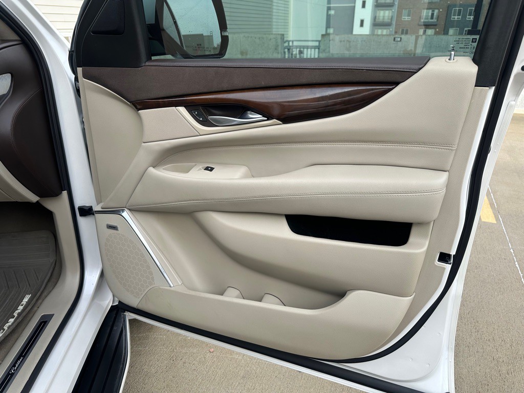 2017 Cadillac Escalade Image 24