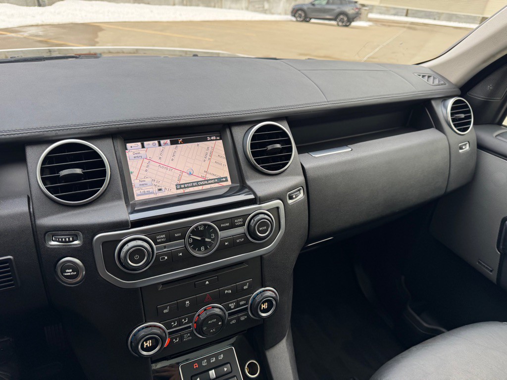 2015 Land Rover LR4 Image 18