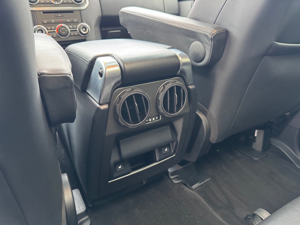 2015 Land Rover LR4 Image 27
