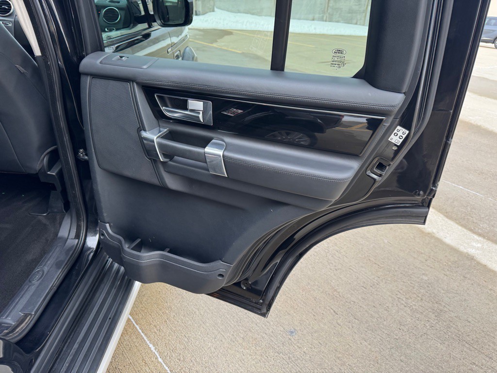 2015 Land Rover LR4 Image 30