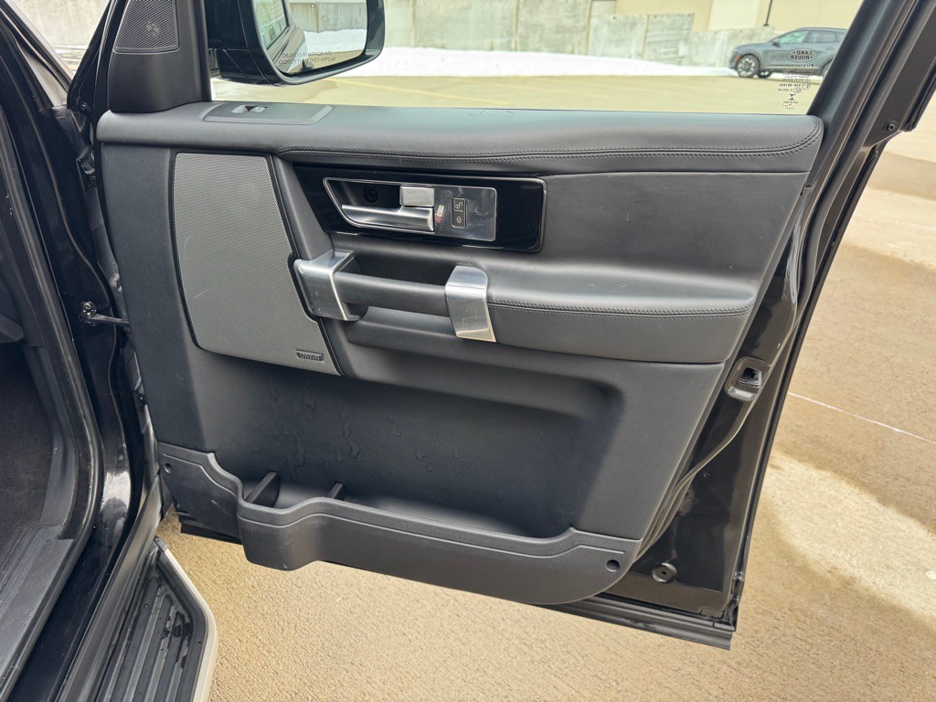 2015 Land Rover LR4 Image 32