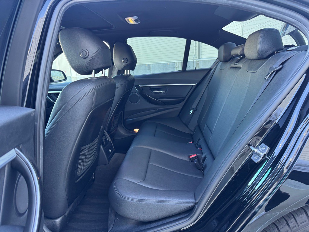 2016 BMW 3 Series Image 21