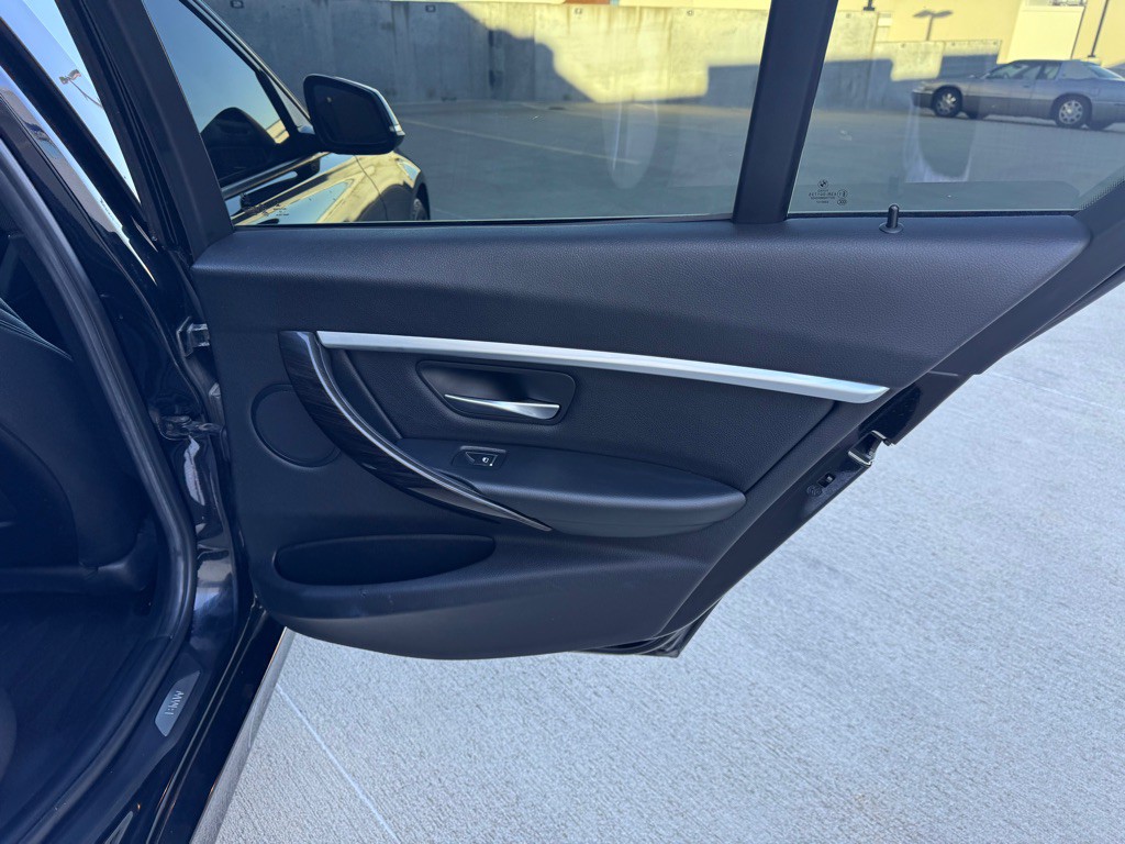 2016 BMW 3 Series Image 23