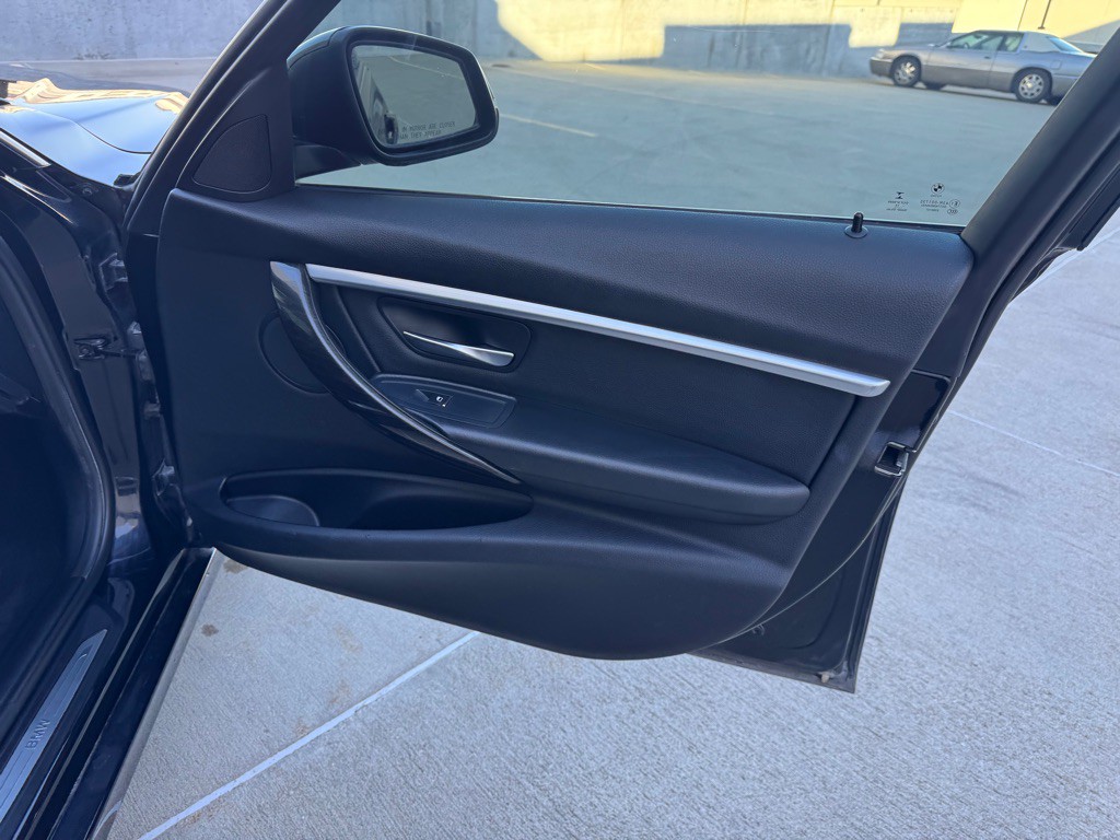 2016 BMW 3 Series Image 25