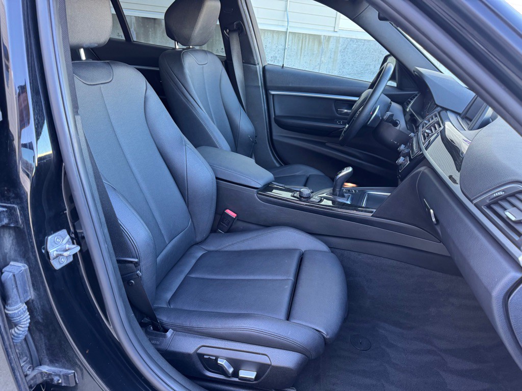 2016 BMW 3 Series Image 27