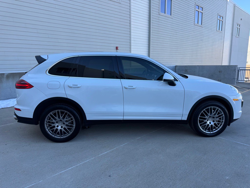 2015 Porsche Cayenne Image 2