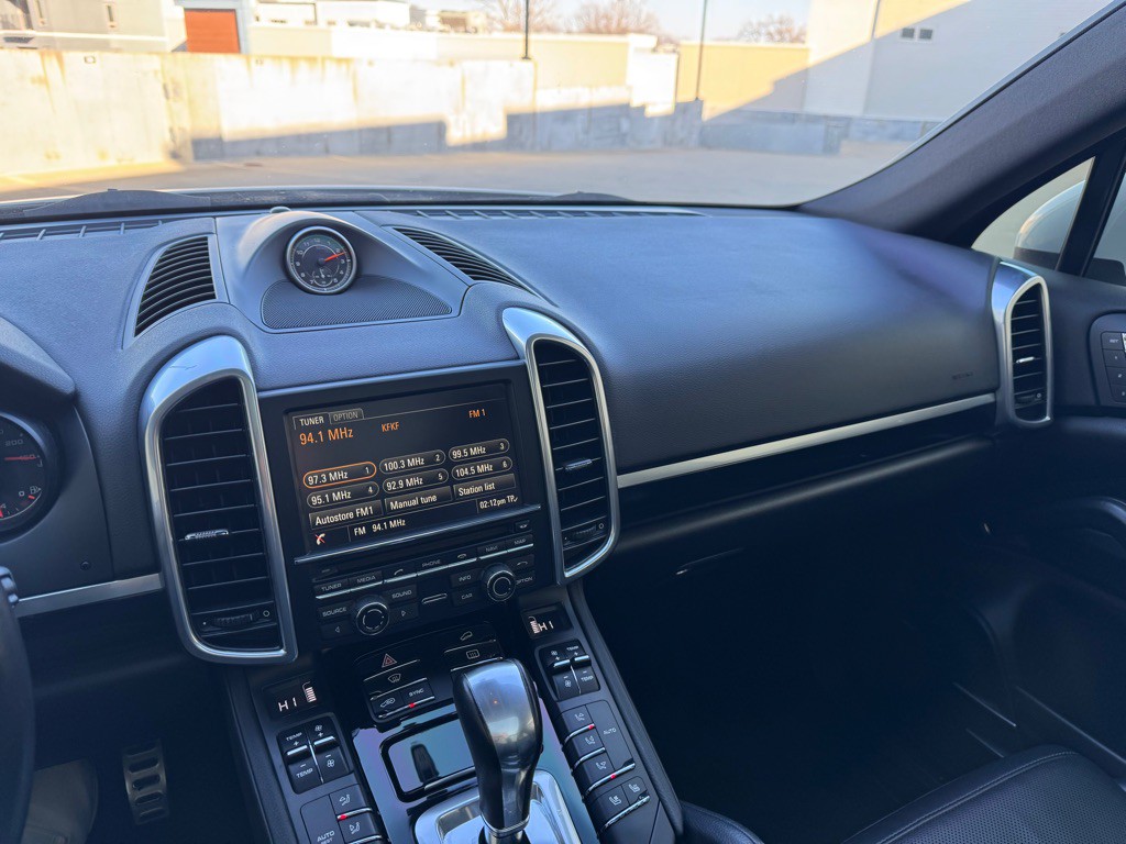 2015 Porsche Cayenne Image 16