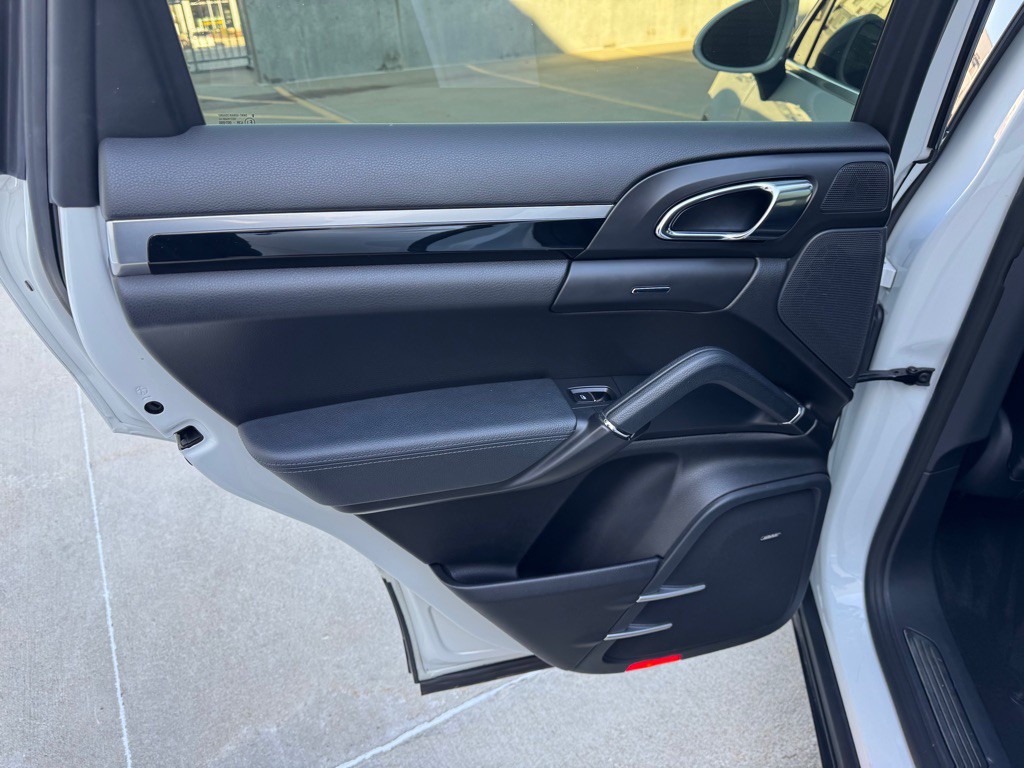 2015 Porsche Cayenne Image 24