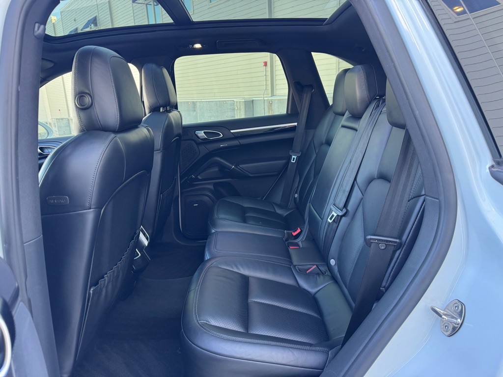 2015 Porsche Cayenne Image 25
