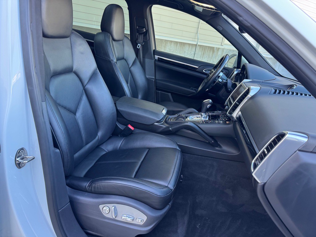 2015 Porsche Cayenne Image 32