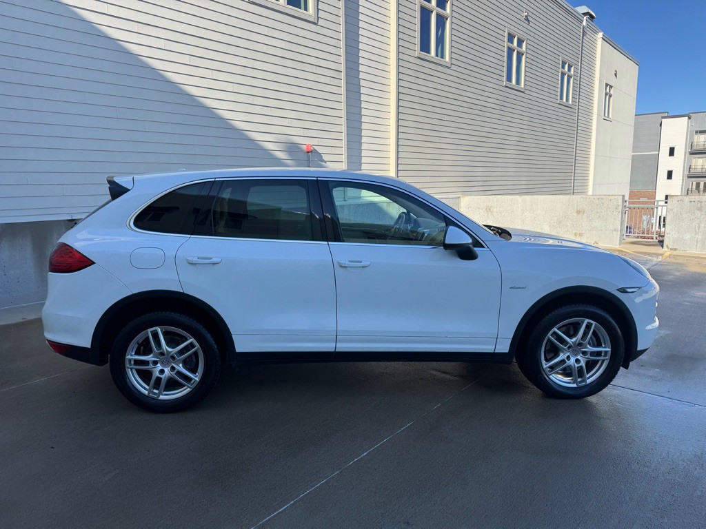 2013 Porsche Cayenne Image 2