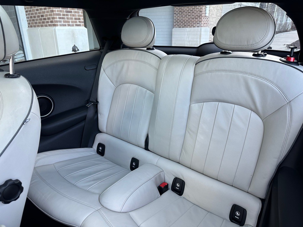 2015 MINI Cooper Image 16