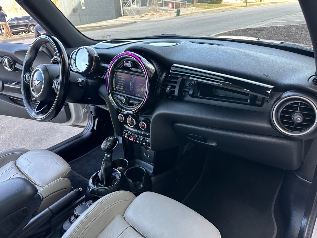 2015 MINI Cooper Image 22