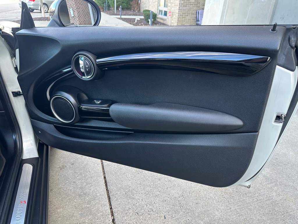 2015 MINI Cooper Image 23