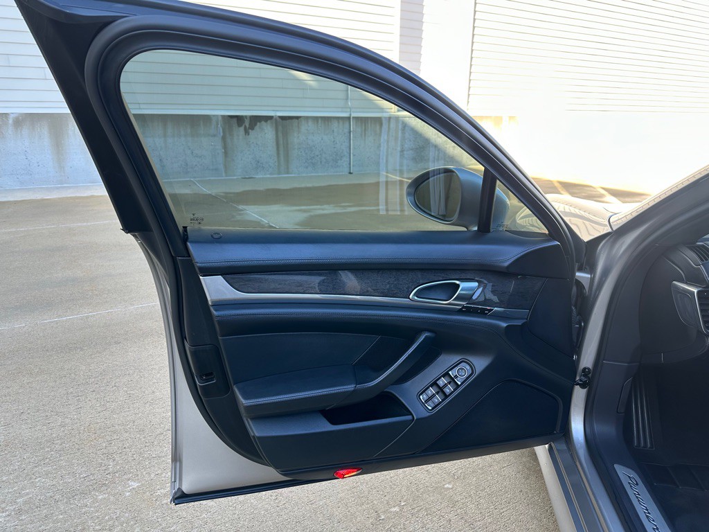 2013 Porsche Panamera Image 11