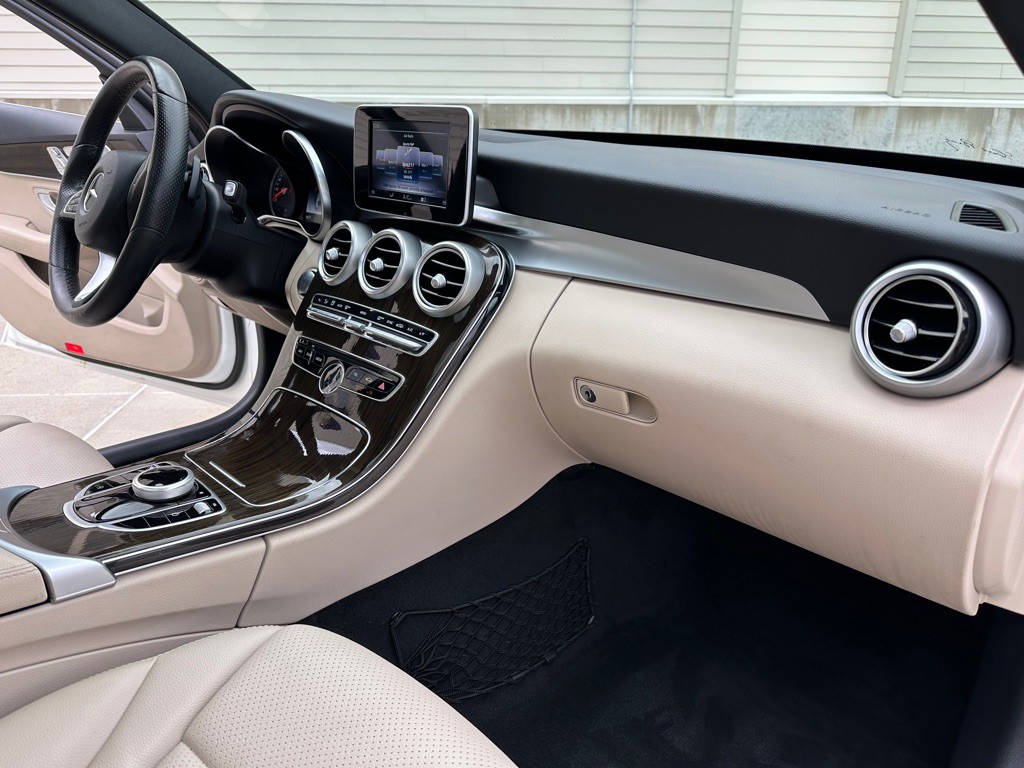 2018 Mercedes-Benz C-Class Image 24