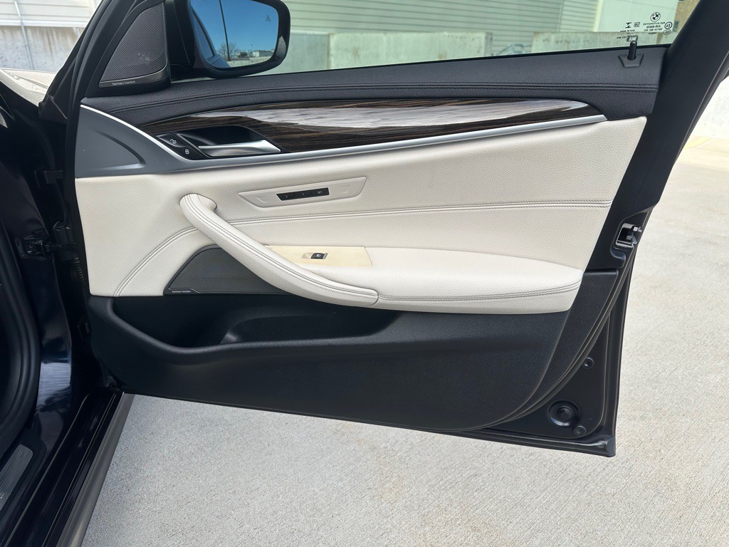 2020 BMW 5 Series Image 32