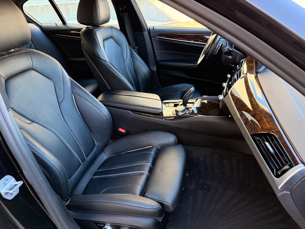 2017 BMW 5 Series Image 25