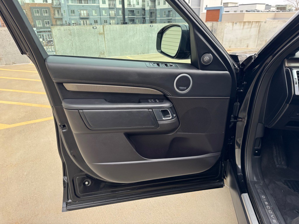 2017 Land Rover Discovery Image 10