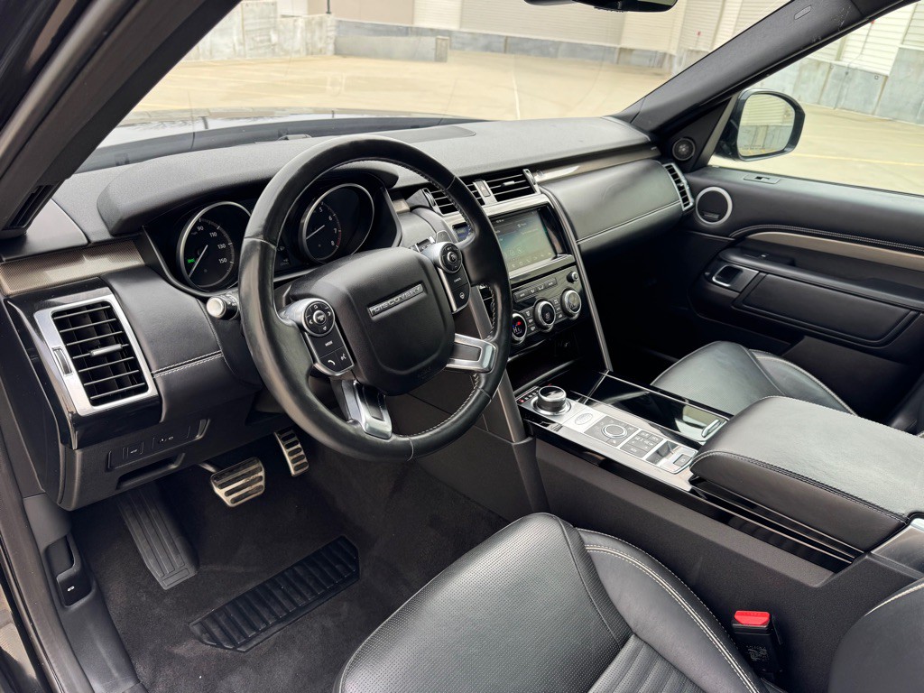 2017 Land Rover Discovery Image 13