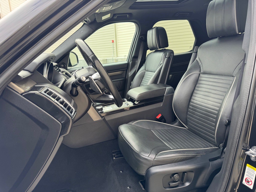 2017 Land Rover Discovery Image 14