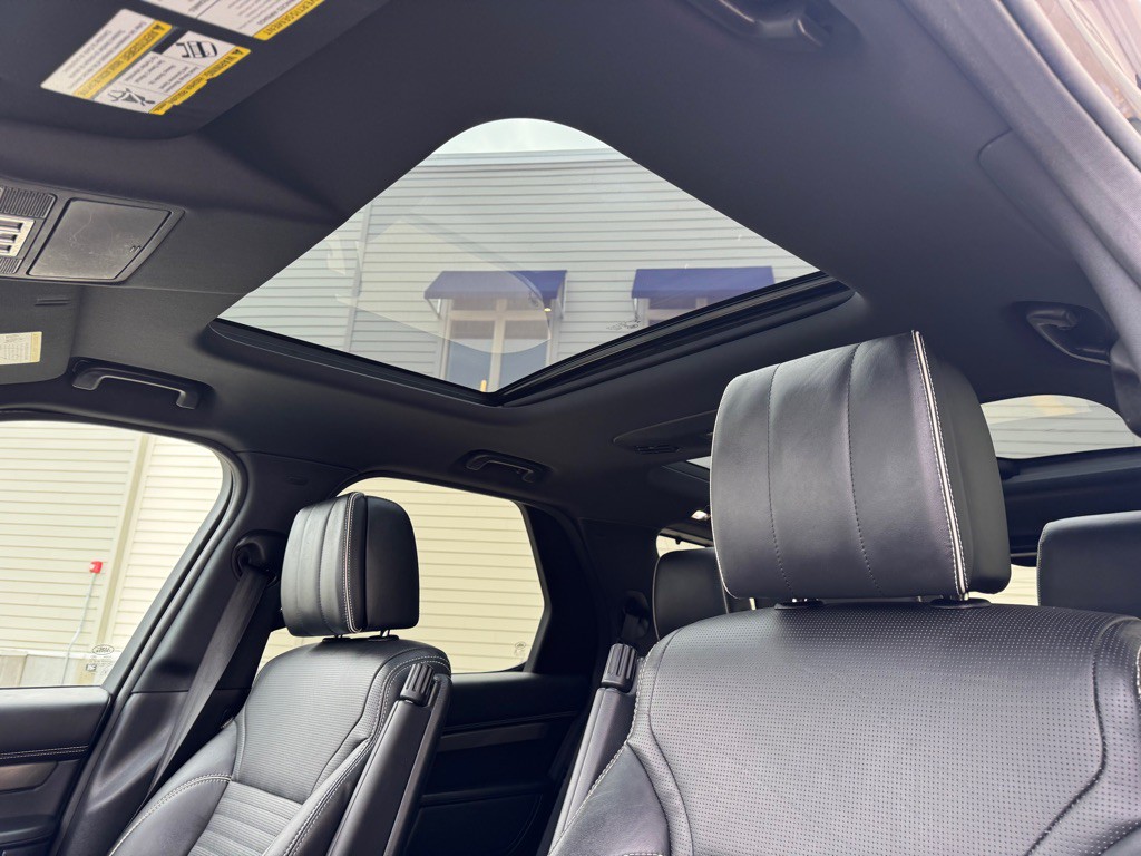 2017 Land Rover Discovery Image 15