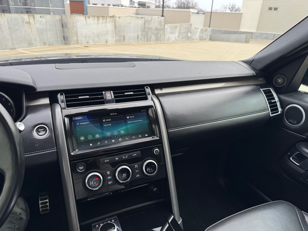 2017 Land Rover Discovery Image 18