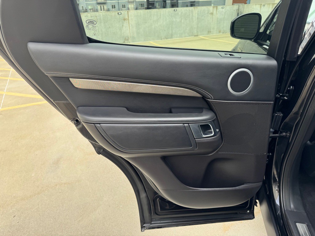 2017 Land Rover Discovery Image 22