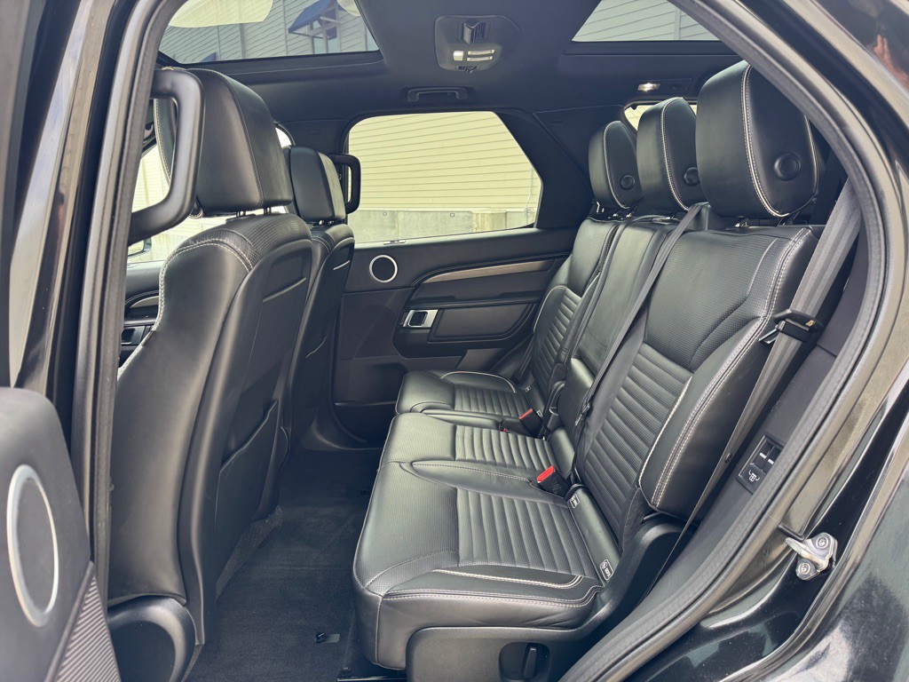 2017 Land Rover Discovery Image 24