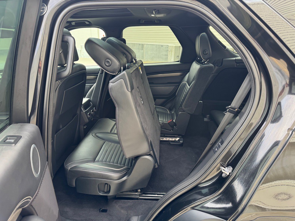 2017 Land Rover Discovery Image 26