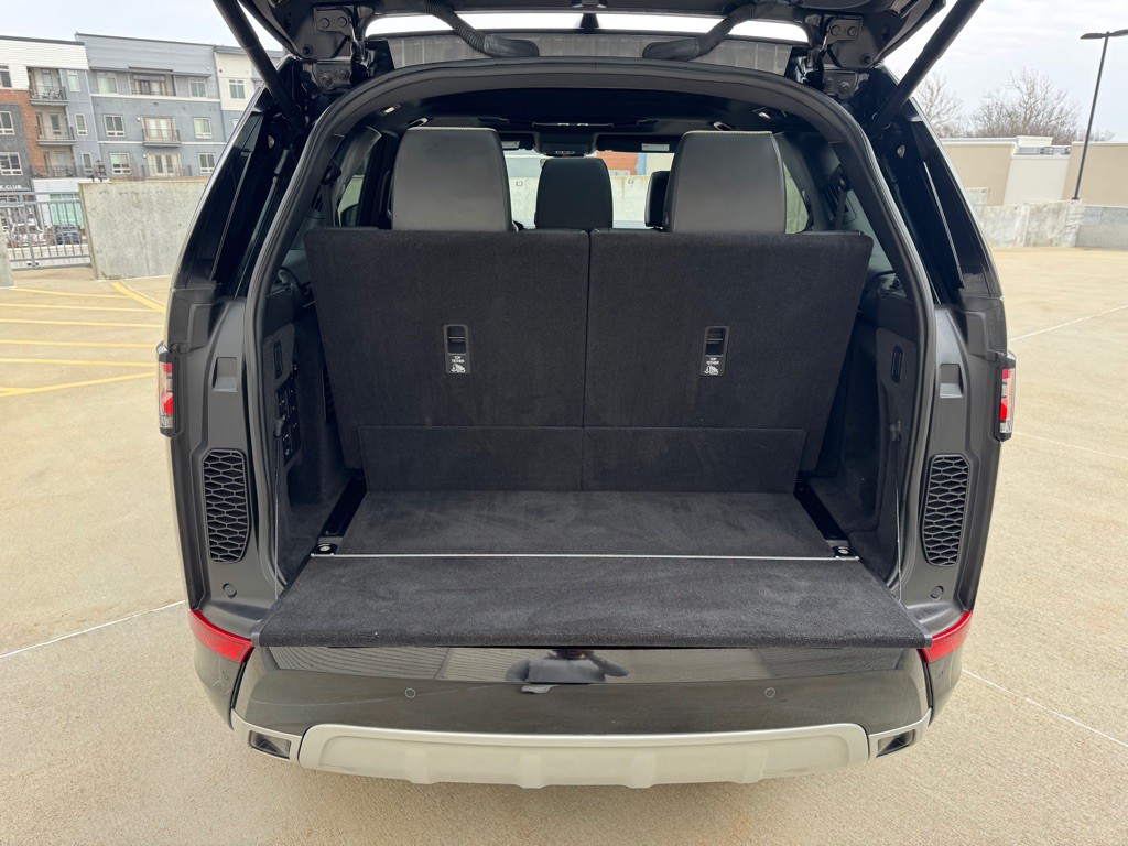 2017 Land Rover Discovery Image 27