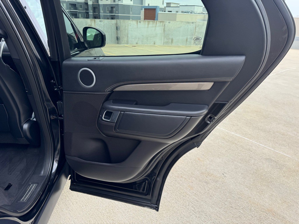 2017 Land Rover Discovery Image 28