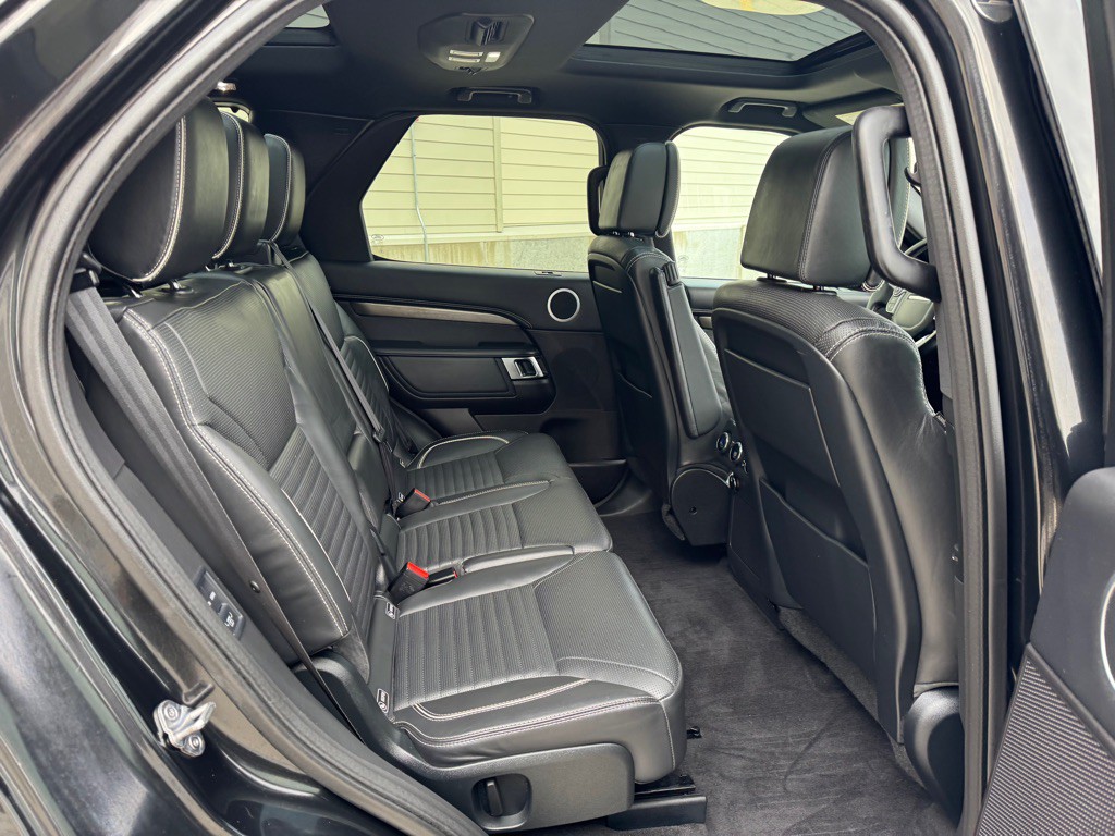 2017 Land Rover Discovery Image 29