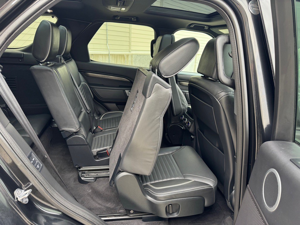 2017 Land Rover Discovery Image 30